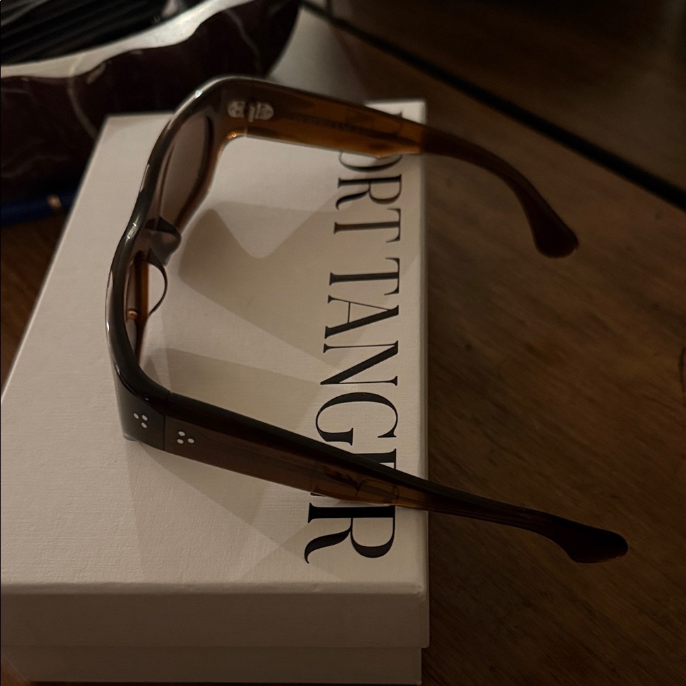 Elegant Brown Rectangular Sunglasses - image 6